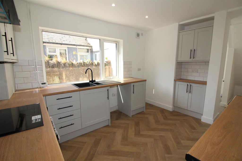 Property photo 2 of 21 Kitchen