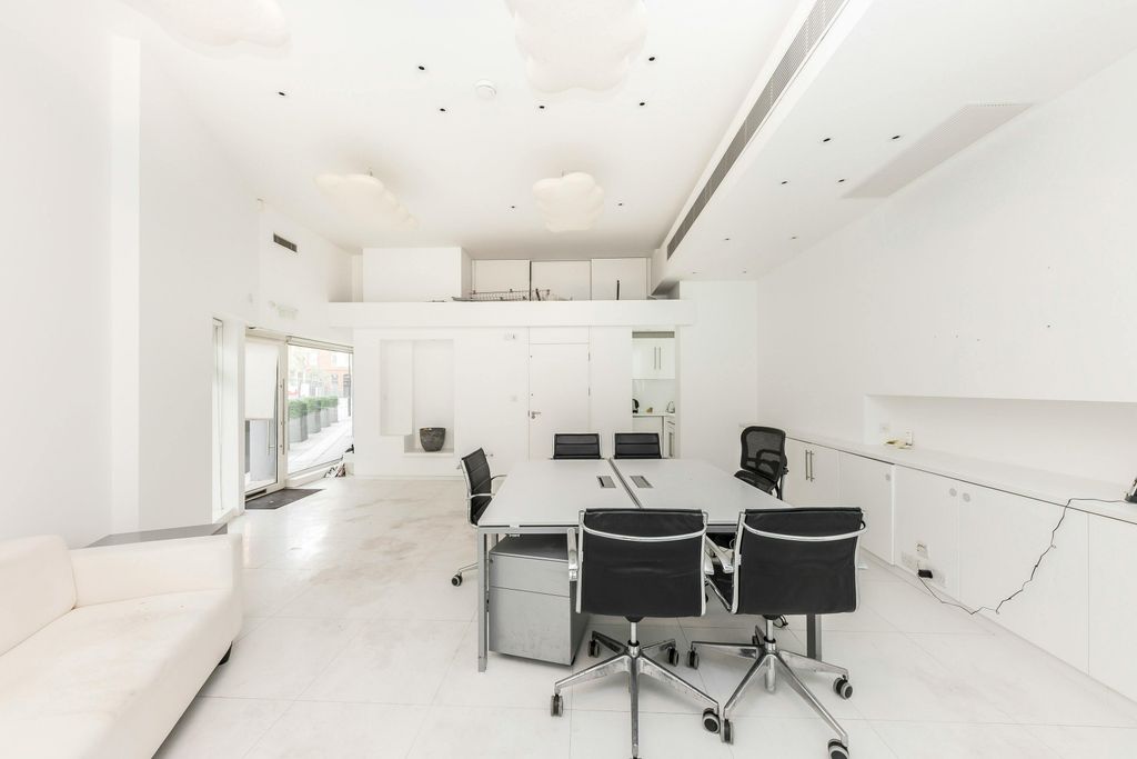 Property photo 1 of 16 2 Salamanca Place Internal 5.Jpg