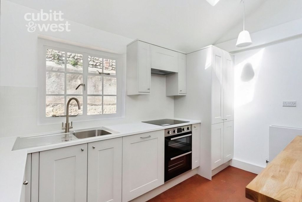 Property photo 2 of 11 Kitchen