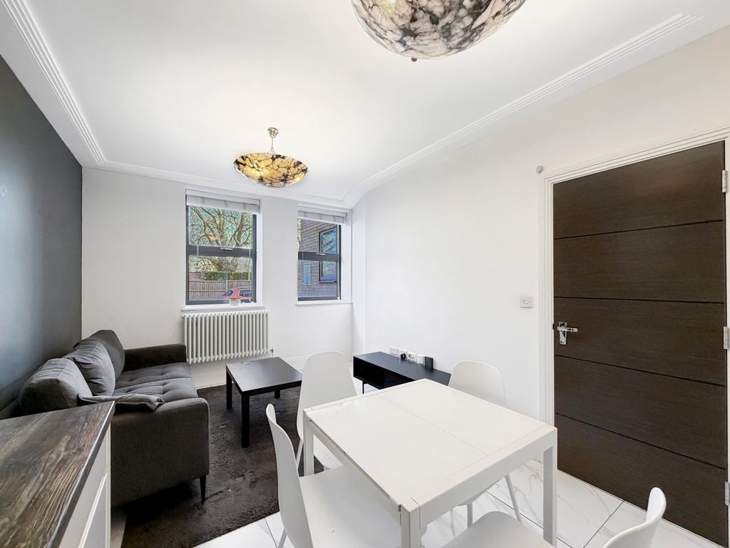 Property photo 3 of 10 Living Space