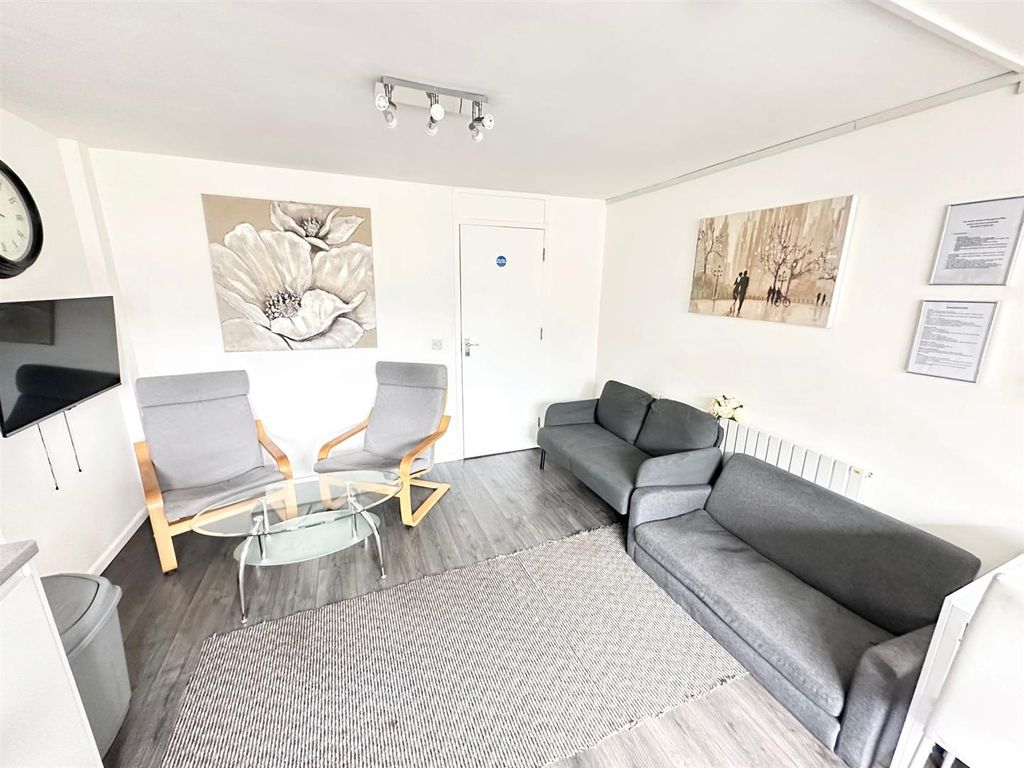 Property photo 2 of 27 liv.Jpg