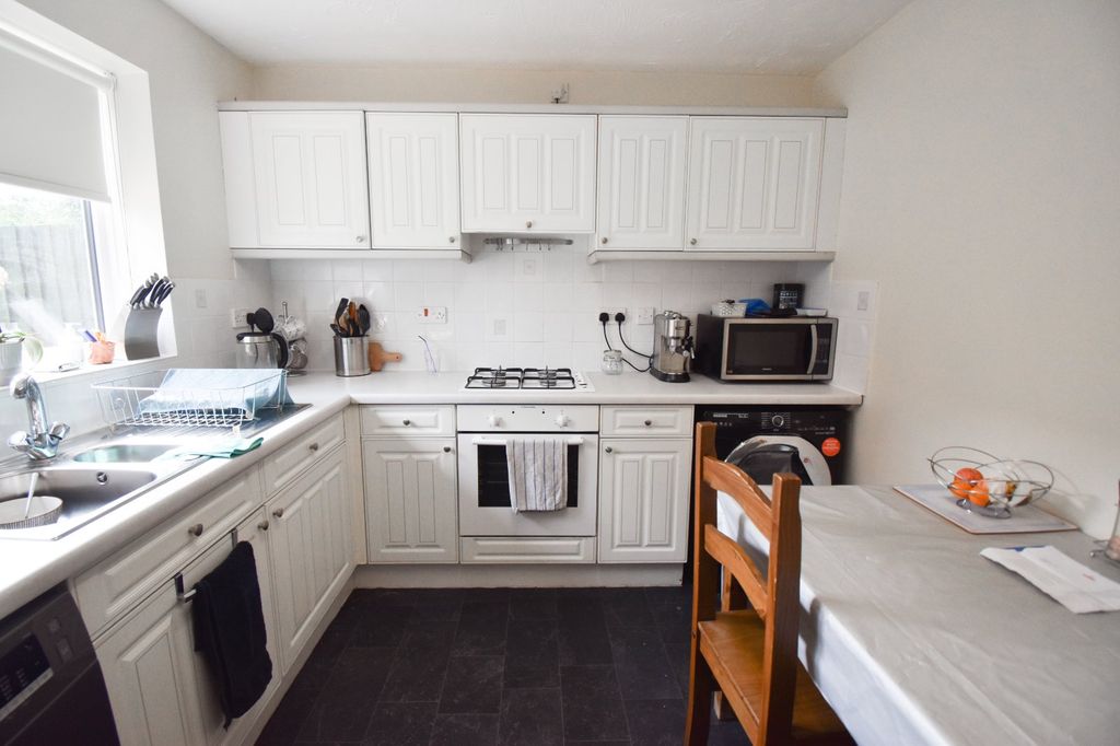 Property photo 2 of 11 Kitchen