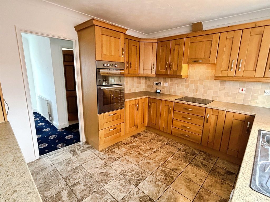 Property photo 3 of 19 Kitchen