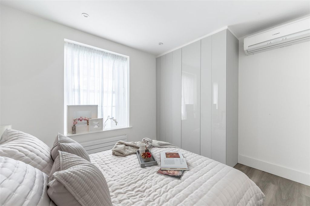 Property photo 2 of 34 Pont Street-02.Jpg