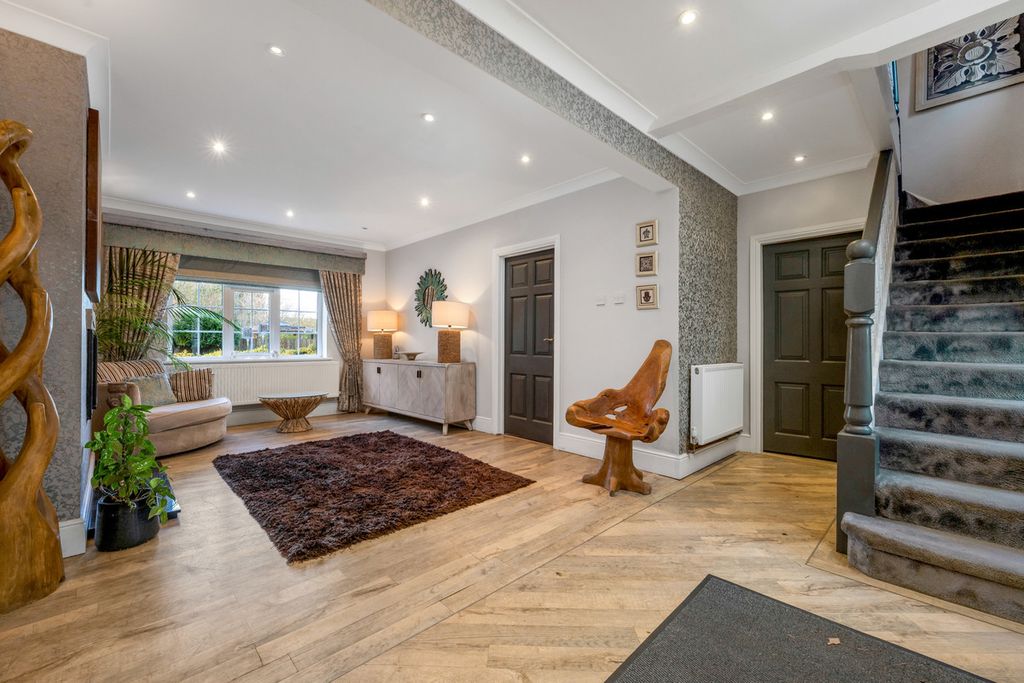 Property photo 2 of 27