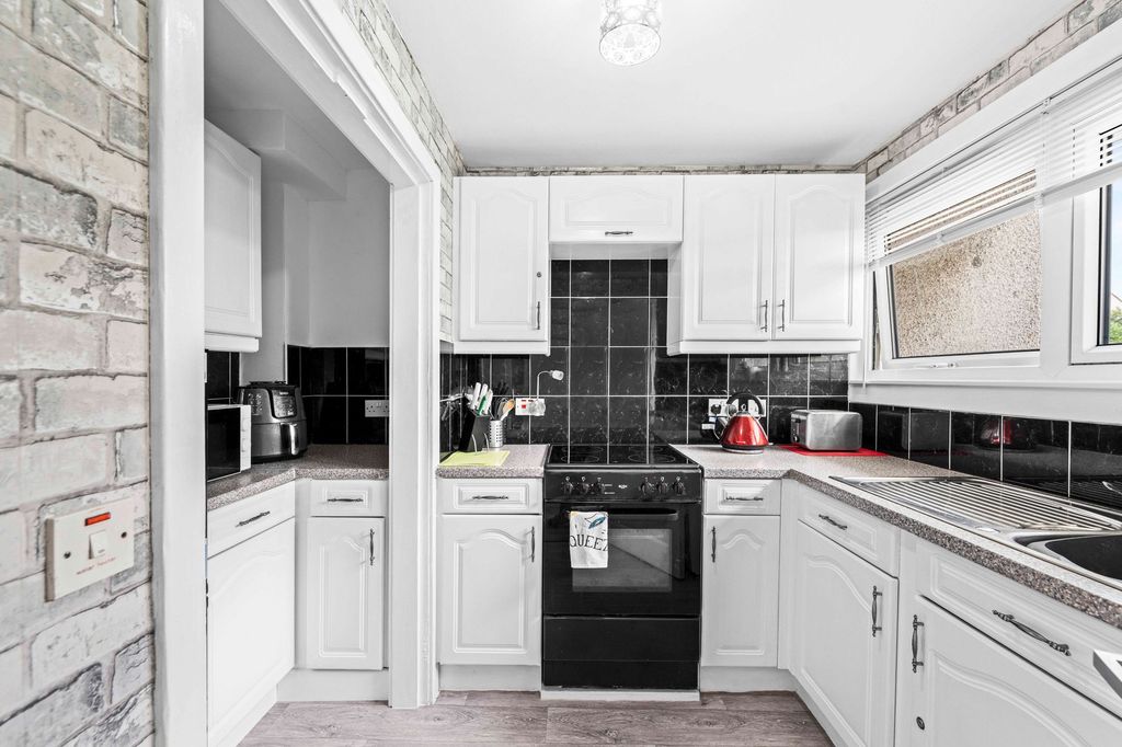 Property photo 3 of 12 Kitchen