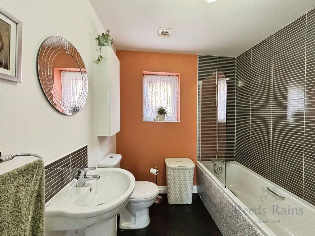 Property photo 3 of 15 Bathroom