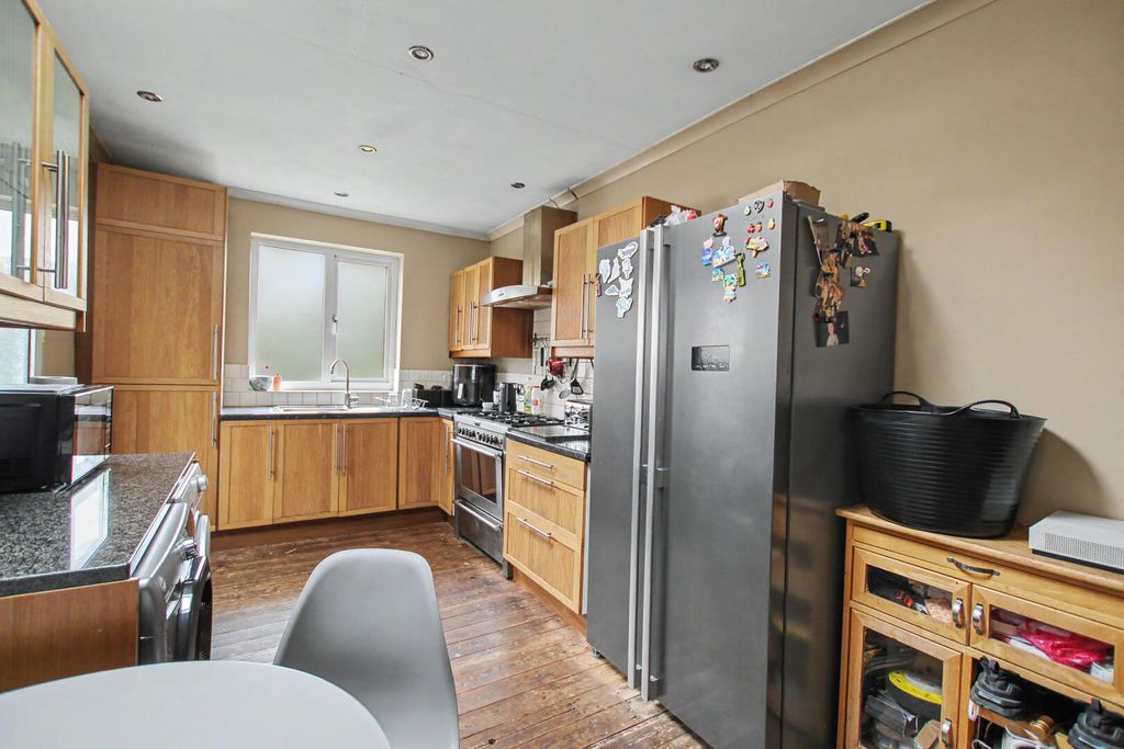 Property photo 3 of 7 Kitchen