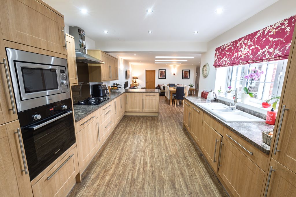 Property photo 2 of 28