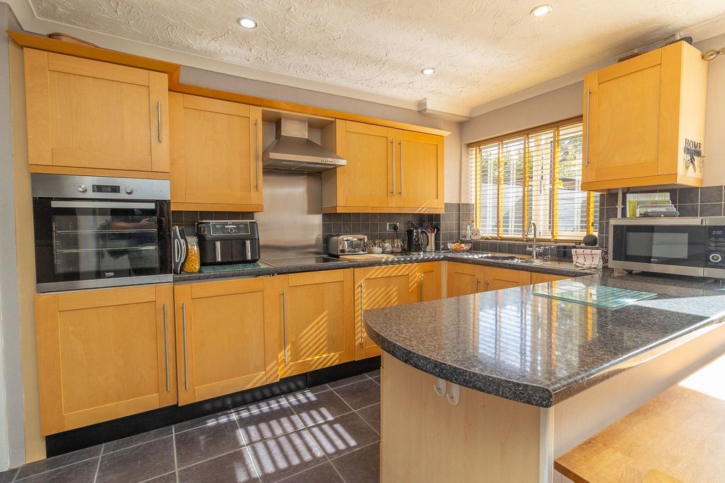 Property photo 2 of 25