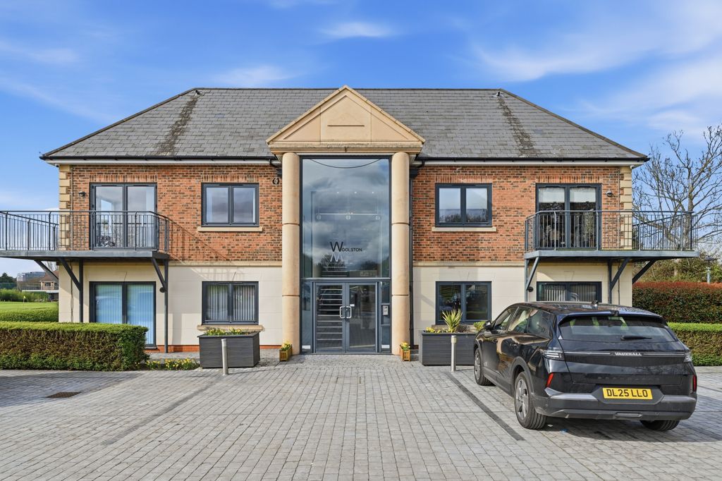 Property photo 1 of 15 1-Bedroom Flat For Sale In Chigwell