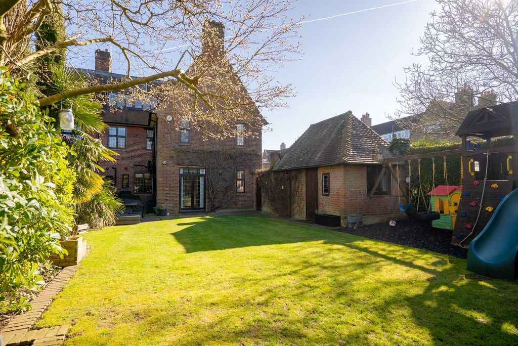 Property photo 2 of 18 Private Rear Garden