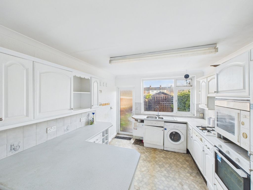 Property photo 3 of 10 Kitchen