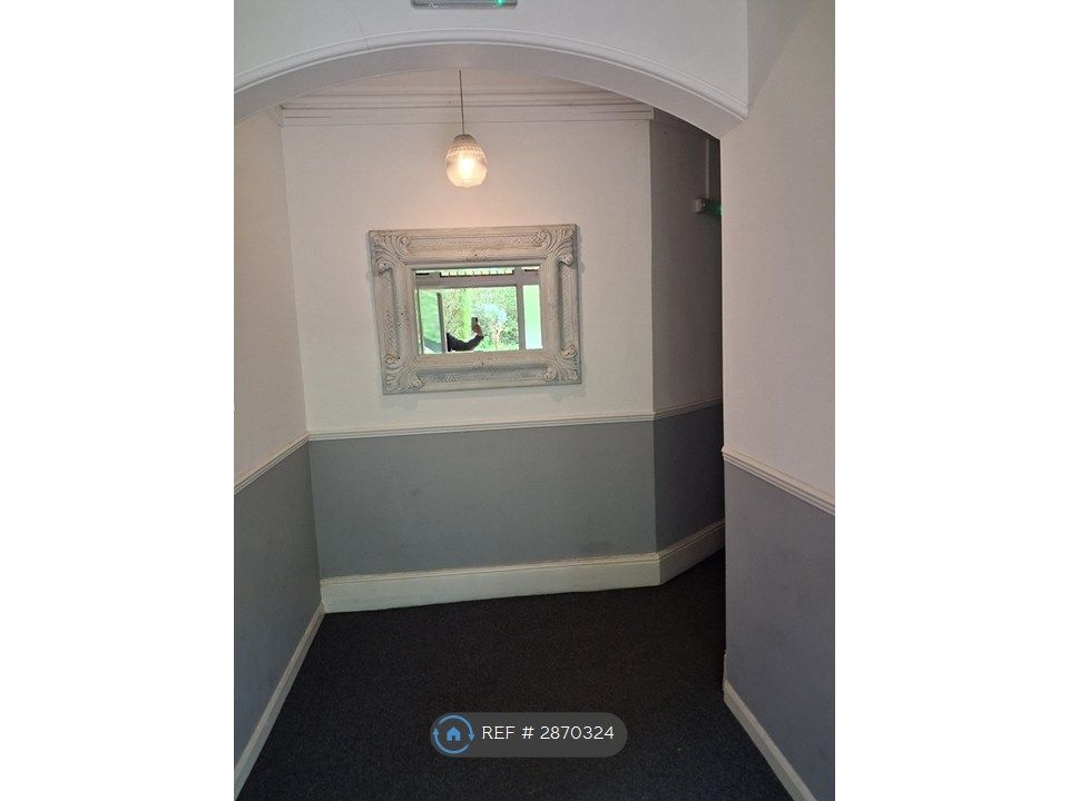 Property photo 2 of 10 Communal Hallway