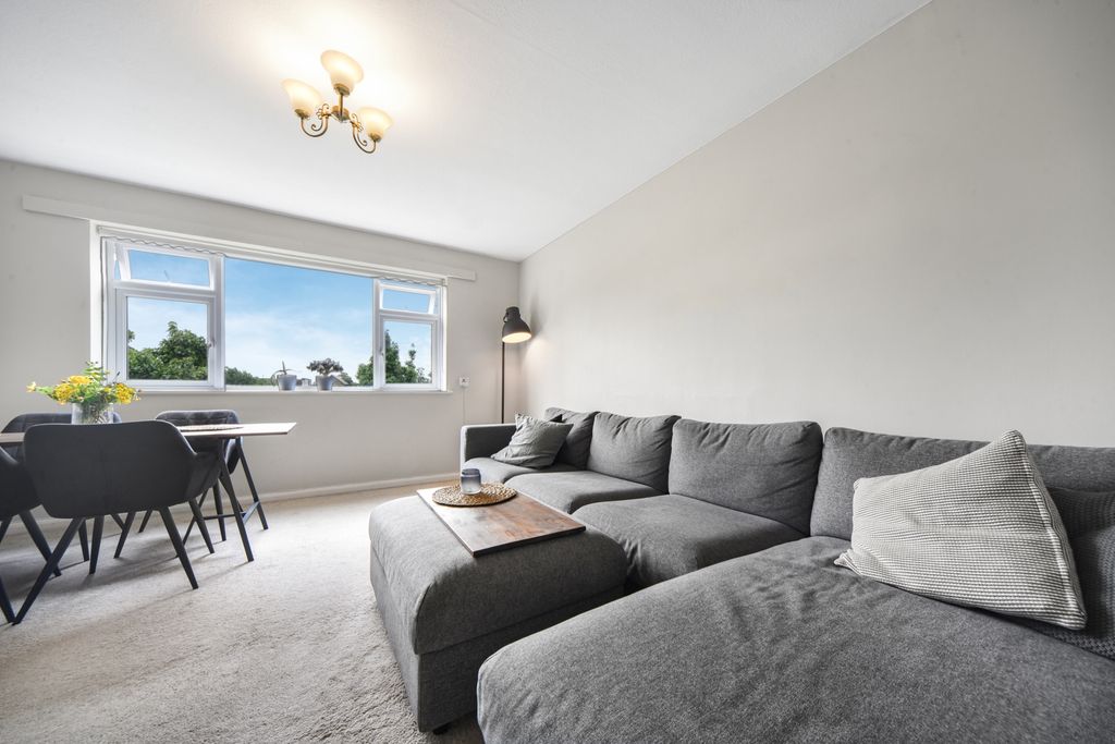 Property photo 2 of 15 Hillboro Court, Hain