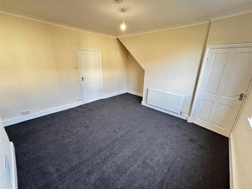 Property photo 3 of 11 Living Room
