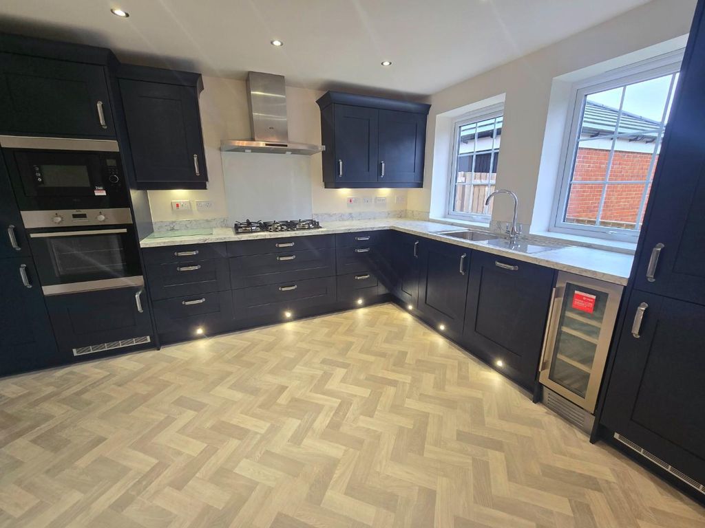 Property photo 2 of 18 Kitchen