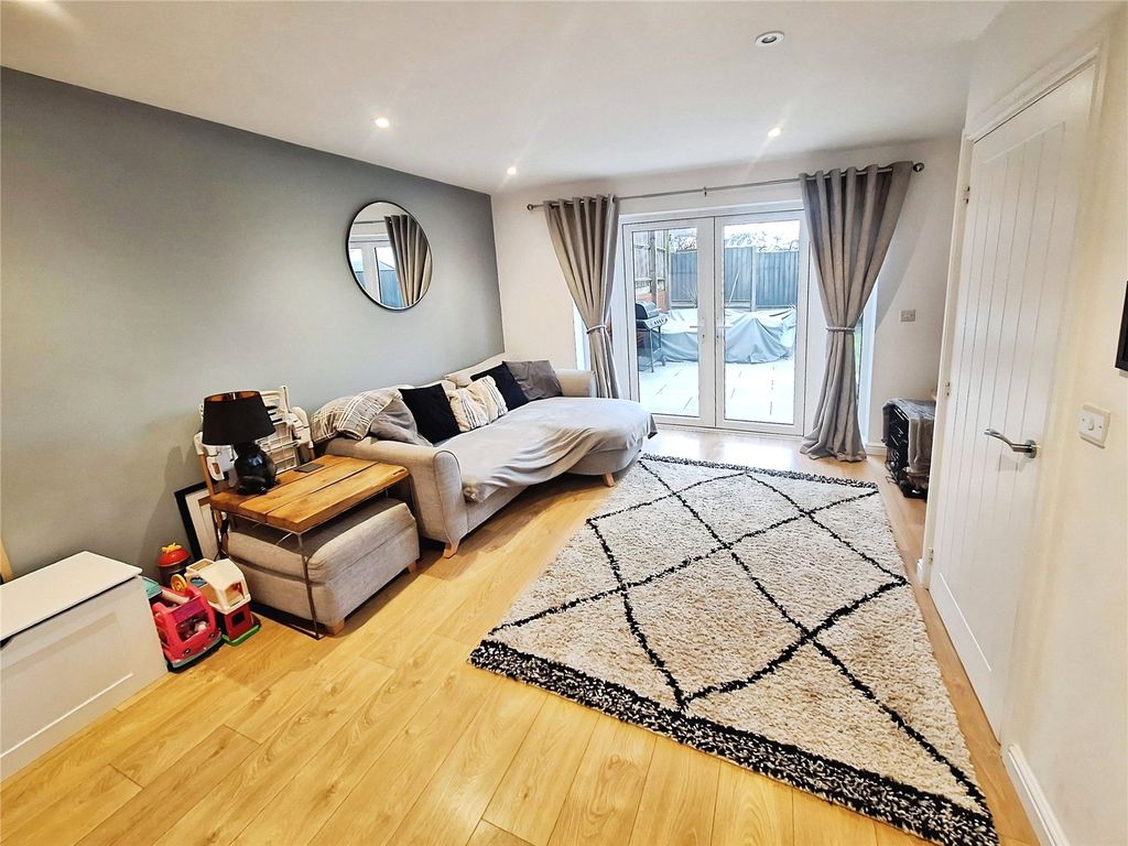 Property photo 2 of 11 Lounge