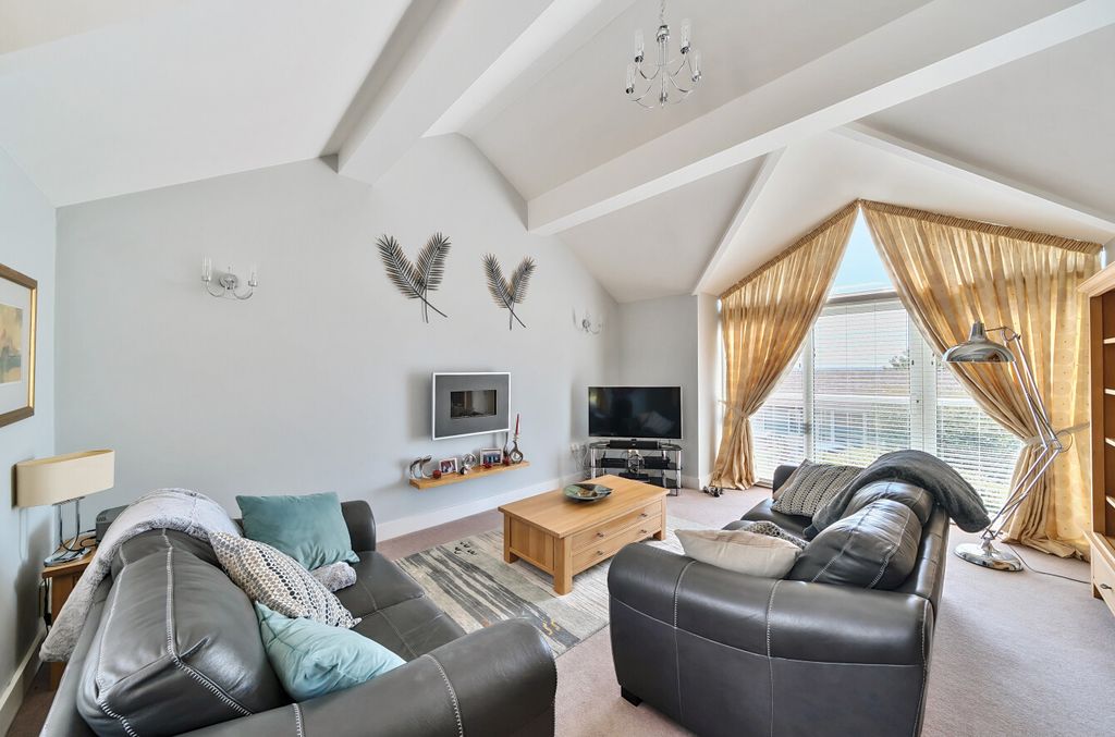 Property photo 3 of 23 1326879-6-6877Adb...