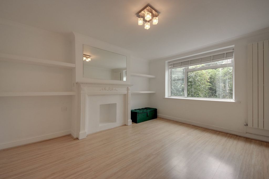 Property photo 1 of 10 Living Room