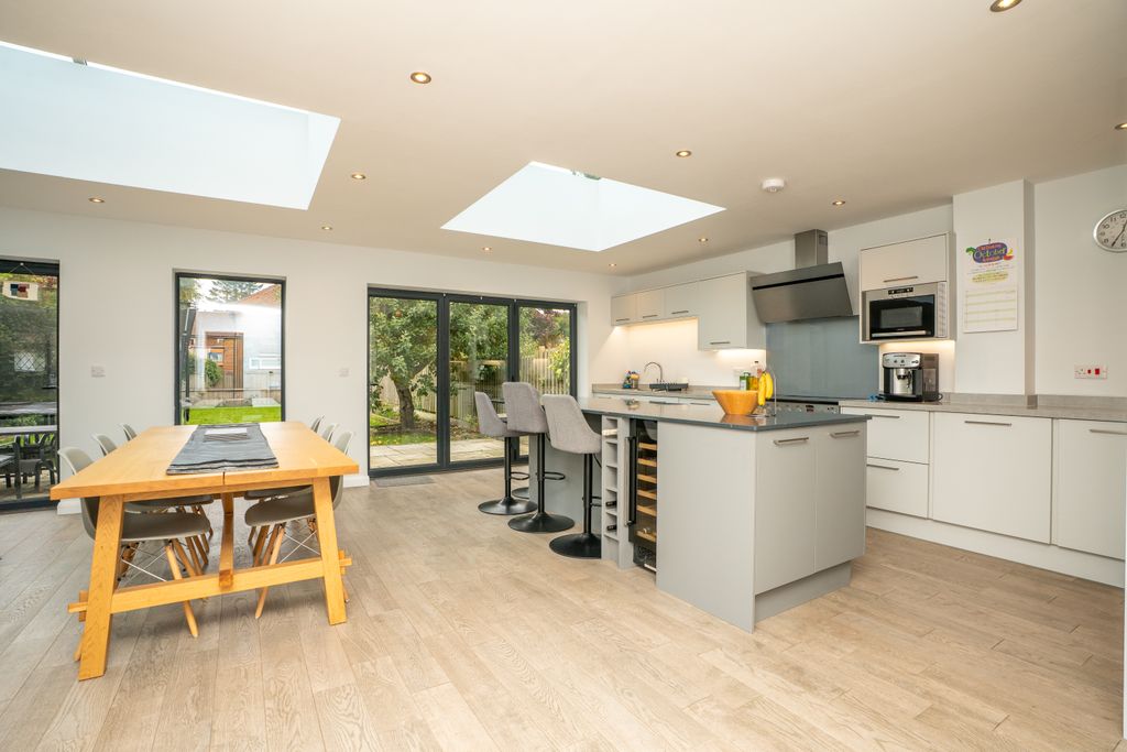 Property photo 3 of 24 15Lowwellpark10