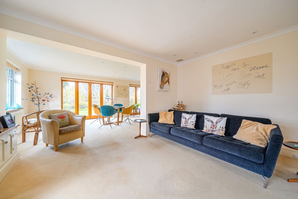 Property photo 3 of 33 Lounge