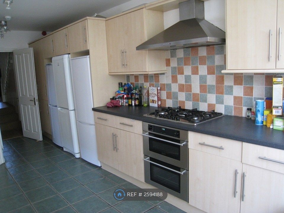 Property photo 3 of 8 Fully Fitted Kitchen