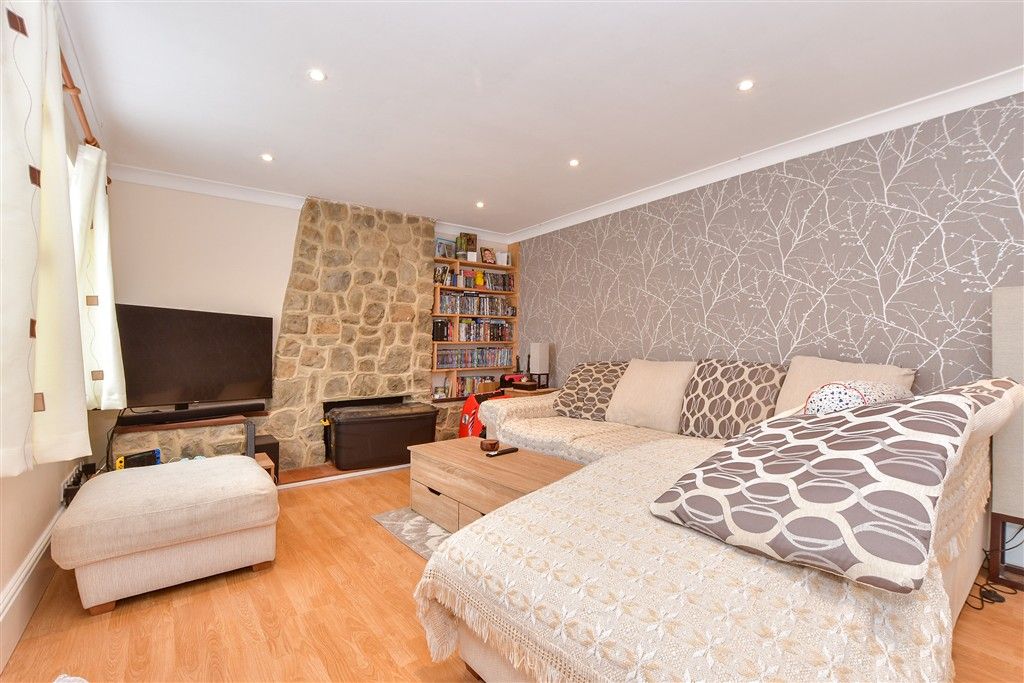 Property photo 3 of 14 Lounge