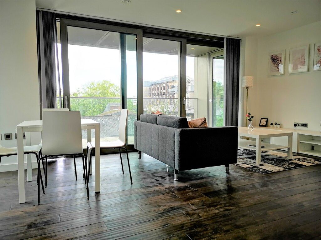 Property photo 3 of 18 Lounge