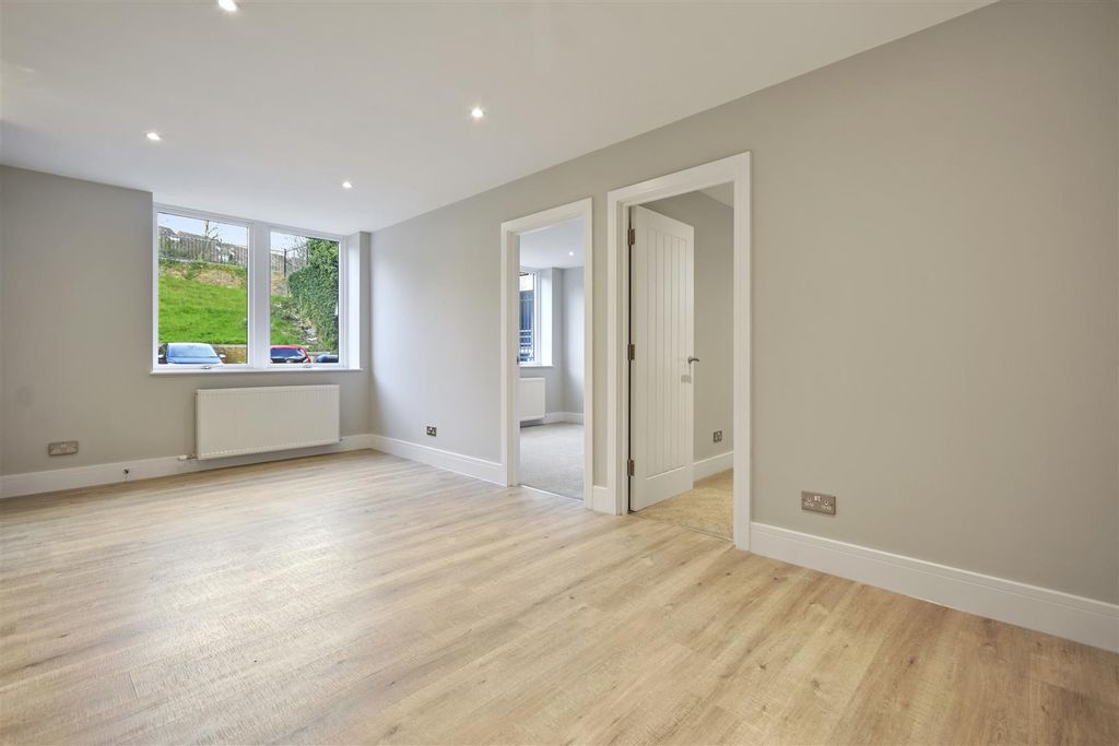 Property photo 2 of 16 Aw - Flat 2, Buckingham Place - Reception Scnd Ang