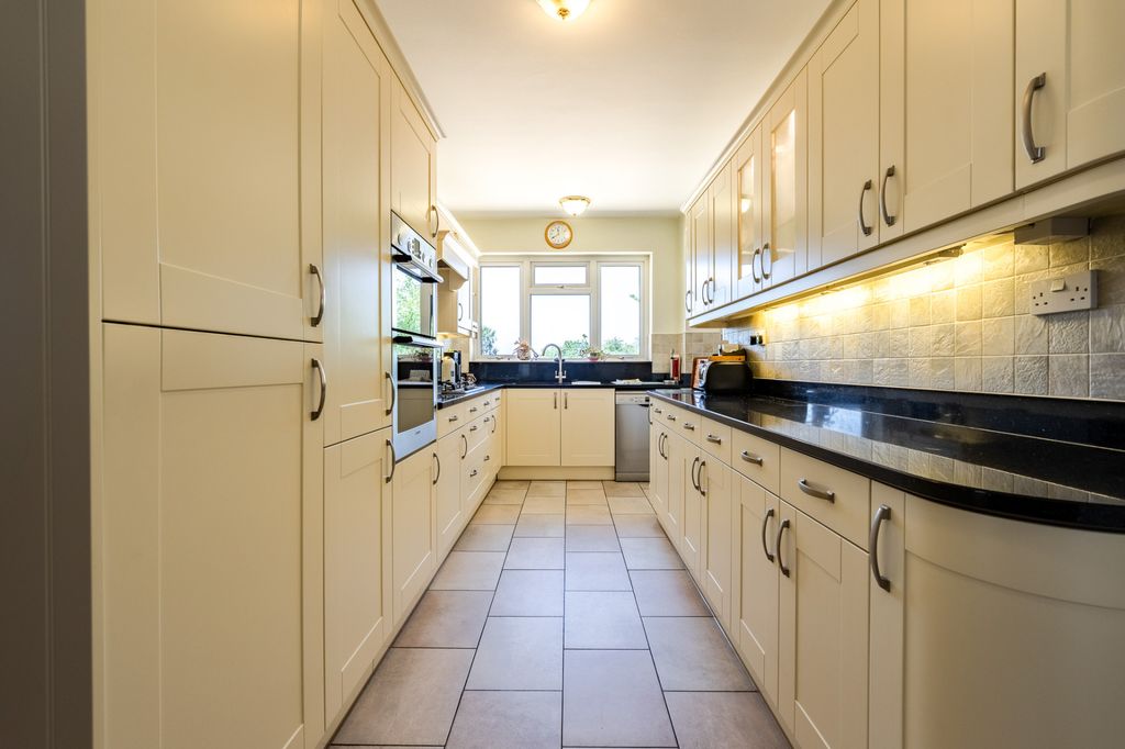 Property photo 3 of 32