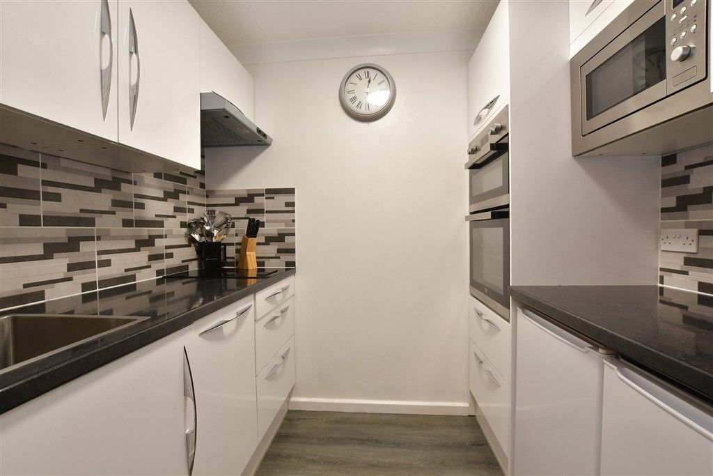 Property photo 3 of 9 Kitchen