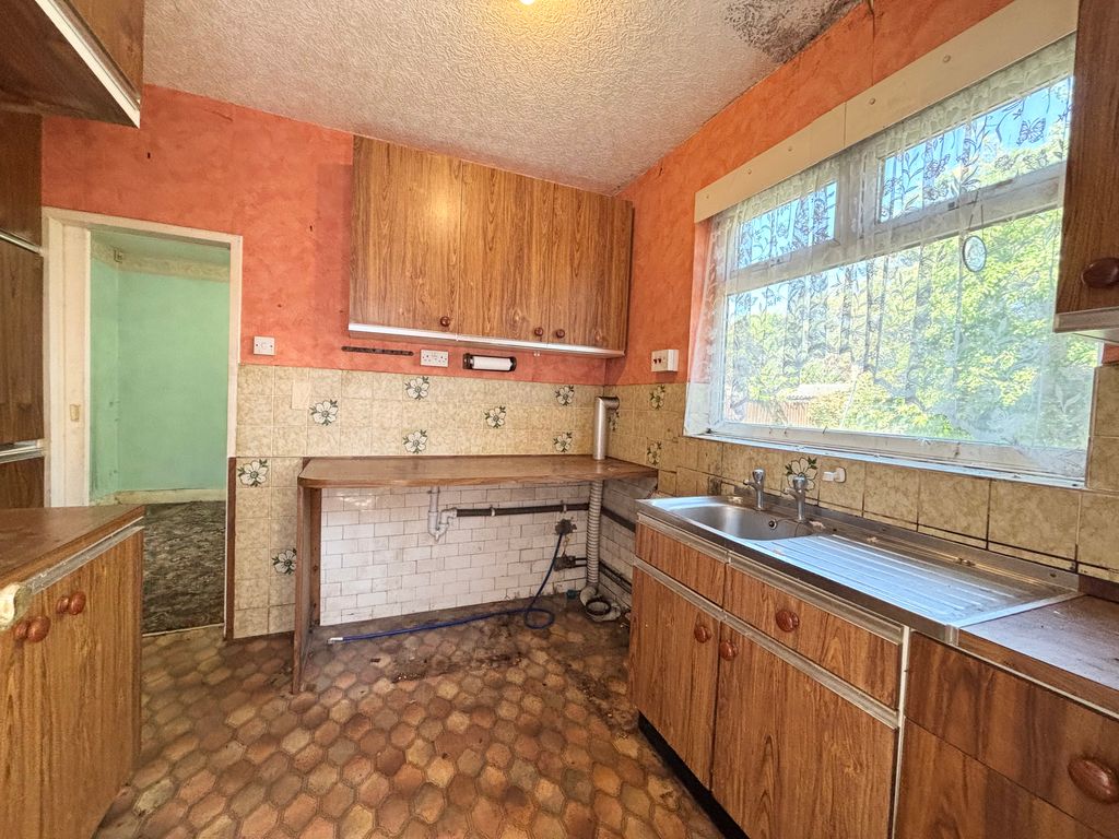 Property photo 3 of 8 Kitchen