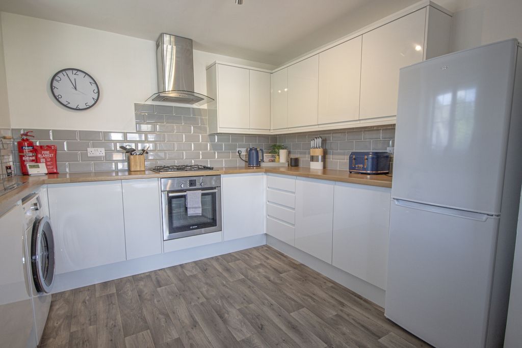 Property photo 3 of 9 Kitchen 2 (1)