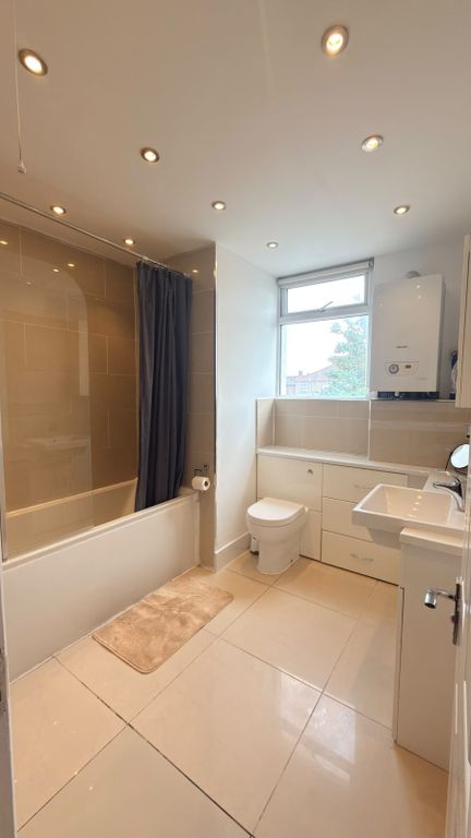 Property photo 1 of 13 Four Bedroom Family House Off Ilford Lane- £2500 Pcm