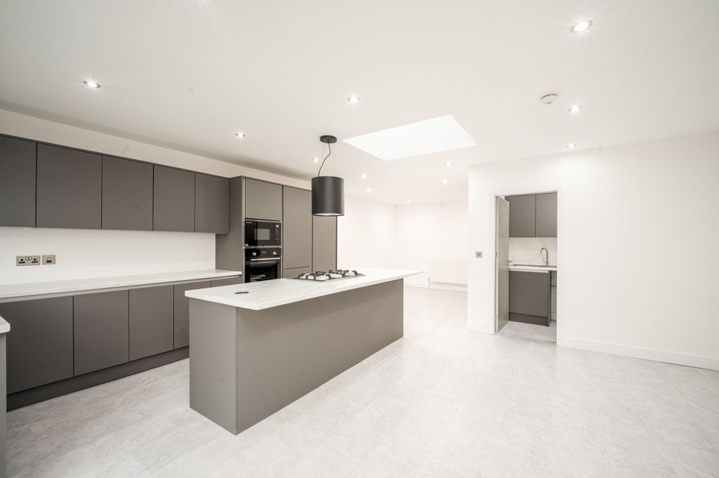 Property photo 2 of 25 08