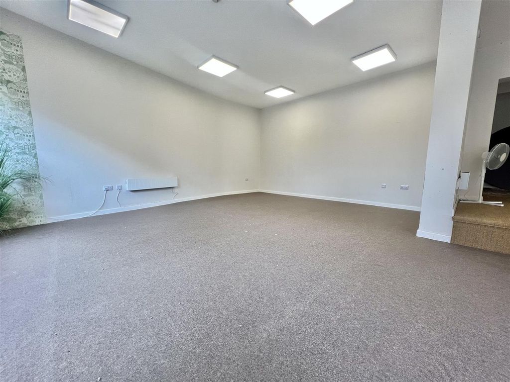 Property photo 3 of 7 Cullingford Carpet 2.Jpg