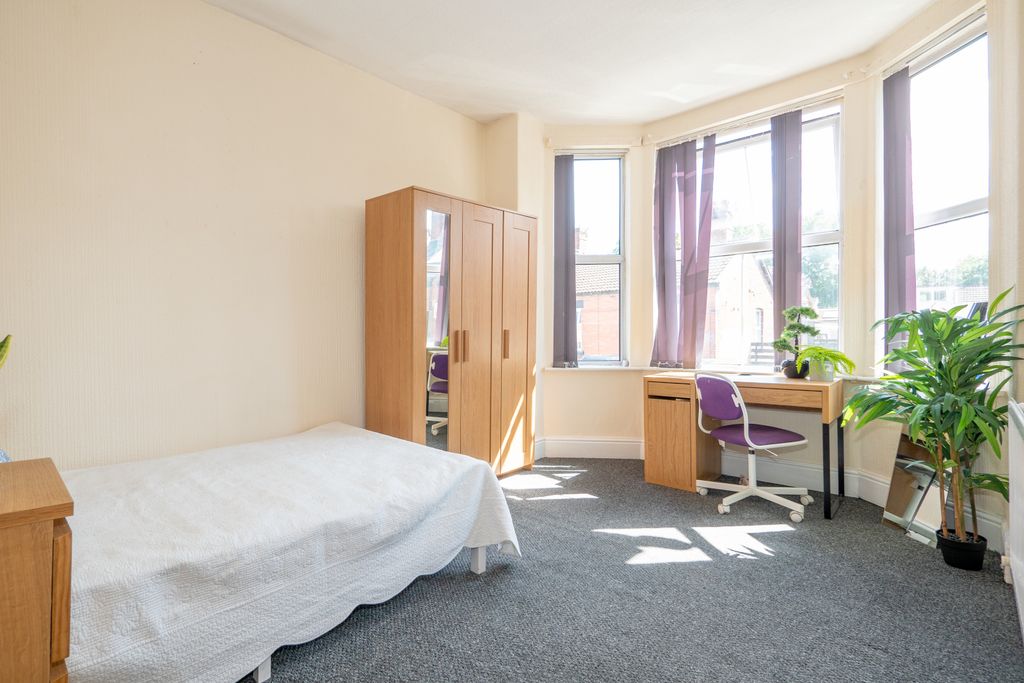 Property photo 1 of 25 Furness Road