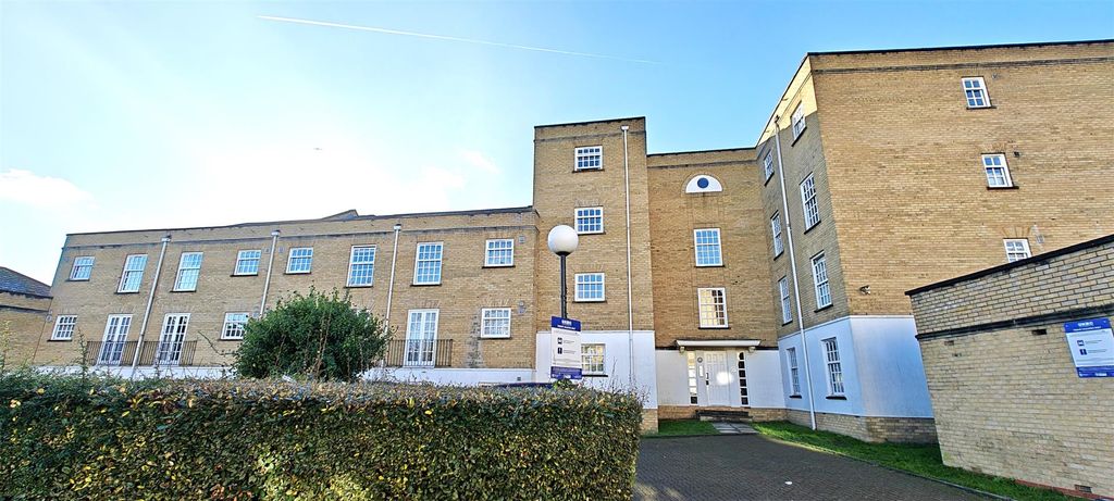 Property photo 1 of 14 Leigh Hunt Drive N14