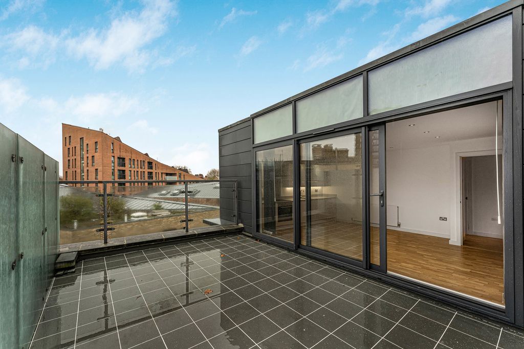 Property photo 3 of 18 Terrace