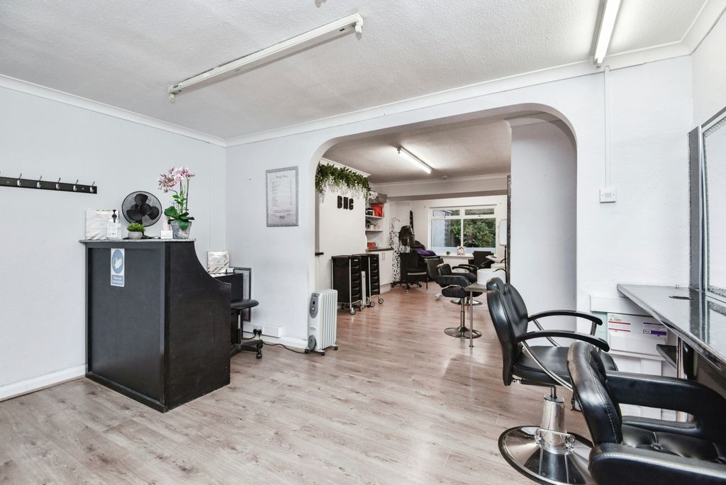 Property photo 3 of 16 Salon