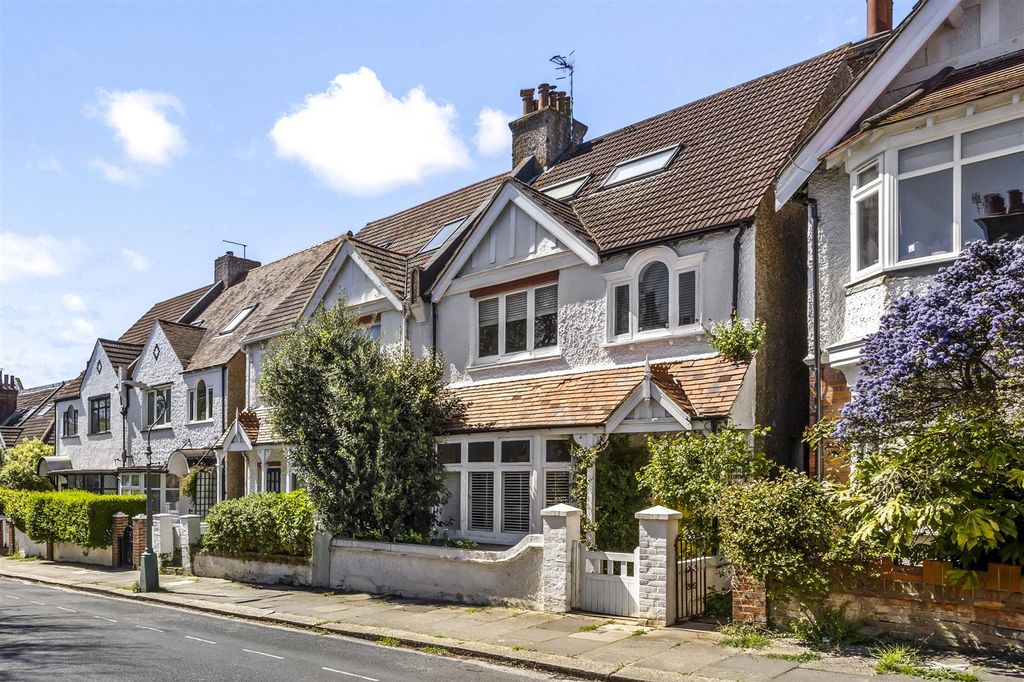 Property photo 2 of 28 Silverdale Road, 8-010(1).Jpg