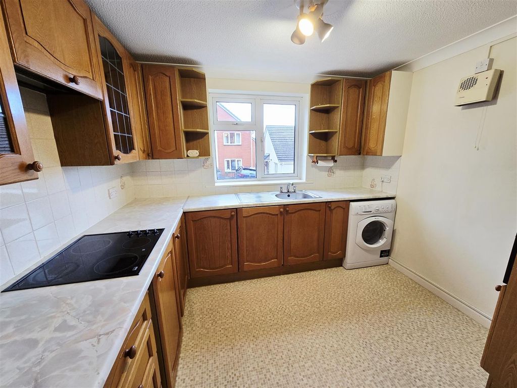 Additional image 4 of 2 bed flat for saleTavistock Road, Launceston PL15