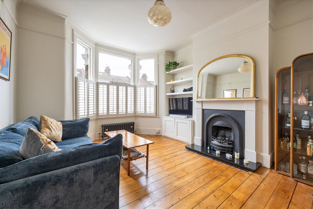 Property photo 2 of 28 Kings Road E11
