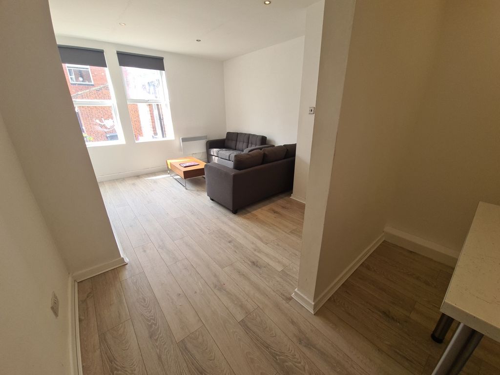 Property photo 3 of 13 Bright And Welcoming Living Room With A Comfortabl...