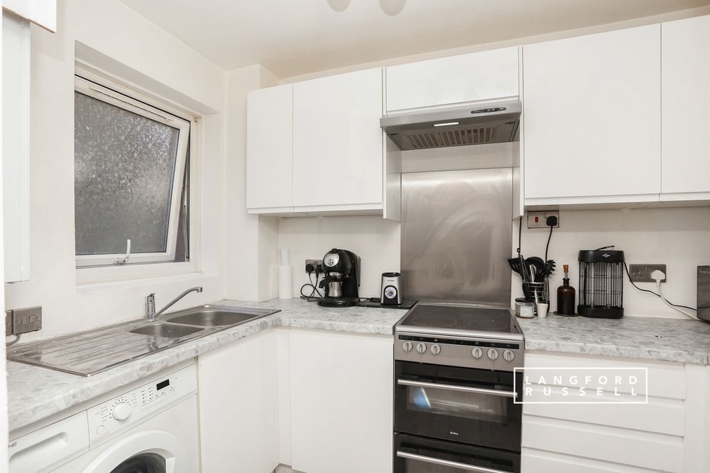 Property photo 3 of 10 Kitchen