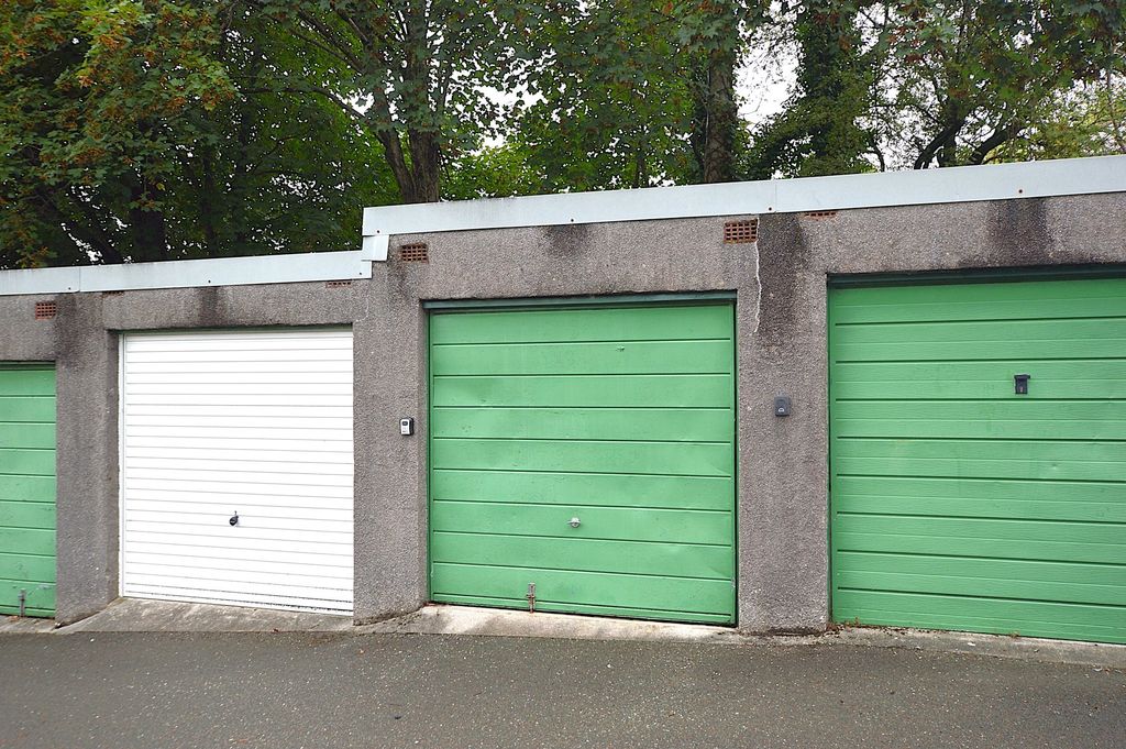 Property photo 1 of 2 Garage External