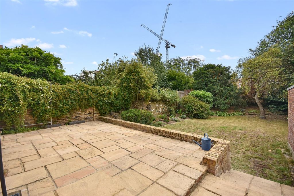 Property photo 2 of 17 Brook Green Lettings  Heathfield Road - Garden1 (1