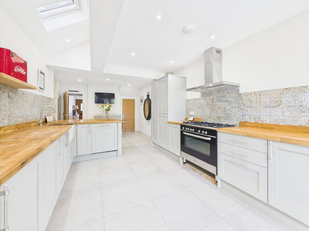 Property photo 3 of 17 Kitchen