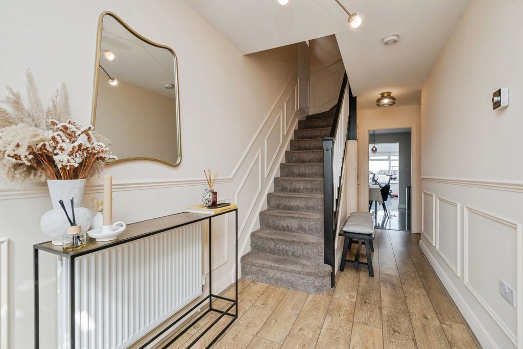 Property photo 2 of 17 Hallway